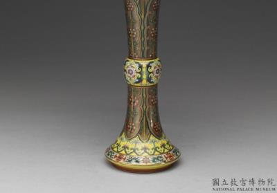 图片[2]-Gu vase with plantain leaves on yellow ground in  falangcai polychrome enamels, Qing dynasty, Qianlong reign (1736-1795)-China Archive